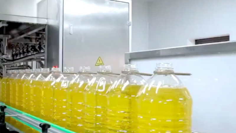 哪些商品是由自动液体灌装机灌装的？ 
